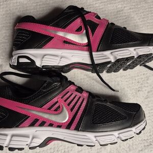 Nike Women's Black and Pink Athletic Shoes